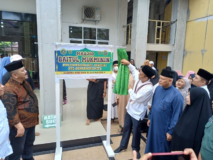 UstazÂ Abdul Somad disaksikan Kepala Bapenda Kampar Kholidah meresmikan Masjid Baitul Mukminin di Jalan Prof M Yamin Bangkinang Kota, Rabu (1/3/2023).